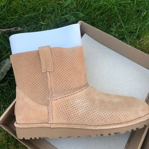 UGGS — classic unlined boots
